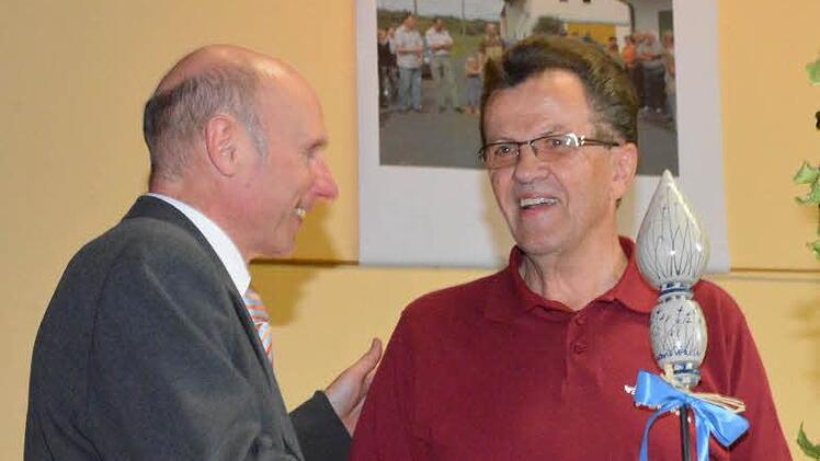 Altbürgermeister Werner Döhler (rechts) hatte sieben Jahre mit Pfarrer Stephan Aupperle (links) zu tun und dankte im namens des Diakonievereins. Foto: Schmidt