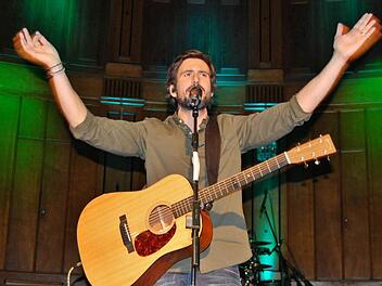 Sänger Tom Beck (38) brachte seine Fans im Regentenbau zum Toben.  Foto: Sigismund von Dobschütz
