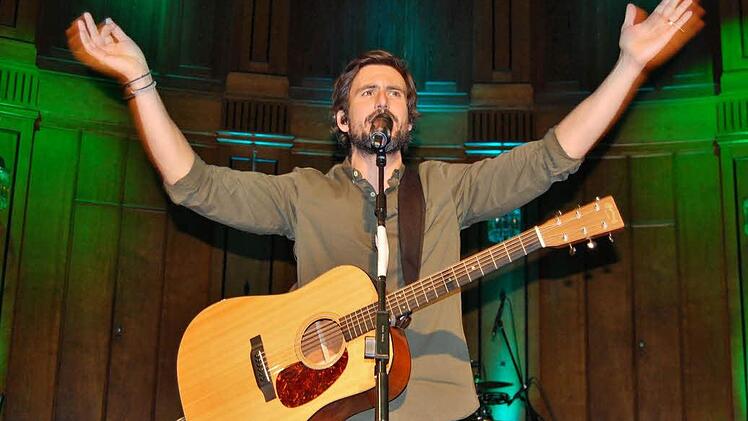 Sänger Tom Beck (38) brachte seine Fans im Regentenbau zum Toben.  Foto: Sigismund von Dobschütz