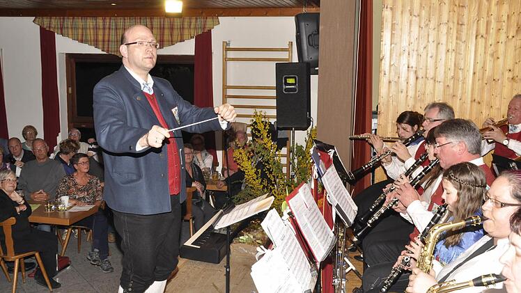 Mit dem Schwerpunkt Förderung der Jugendarbeit und Nachwuchsgewinnung wurde Anfang des Jahres Thomas Reuß als neuer musikalischer Leiter des Musikvereines Kothen gewonnen. Impressionen vom Frühjahrskonzert in Kothen. Foto: Peter Klopf