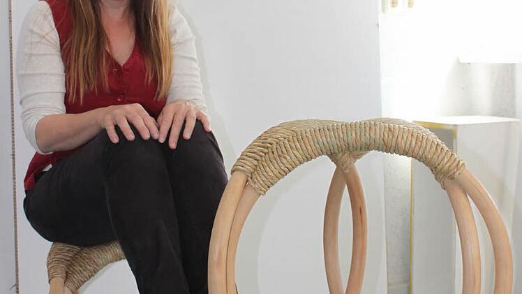 Johanna Wagner auf und vor ihrem Hocker