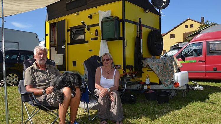 Lutz und Gabriele Weigelt haben sich ihre gelbe Traumkabine auf einem Pkw-Anhänger selbst zusammengestellt und nach eigenen Wünschen und Bedürfnissen aufgebaut. Fotos: Peter Rauch