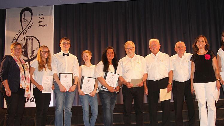 Diese Mitglieder wurden für ihr langjähriges aktives Mitwirken in den Chören geehrt; links Waltraud Hellwig vom Sängerkreis.Foto: Günther Geiling