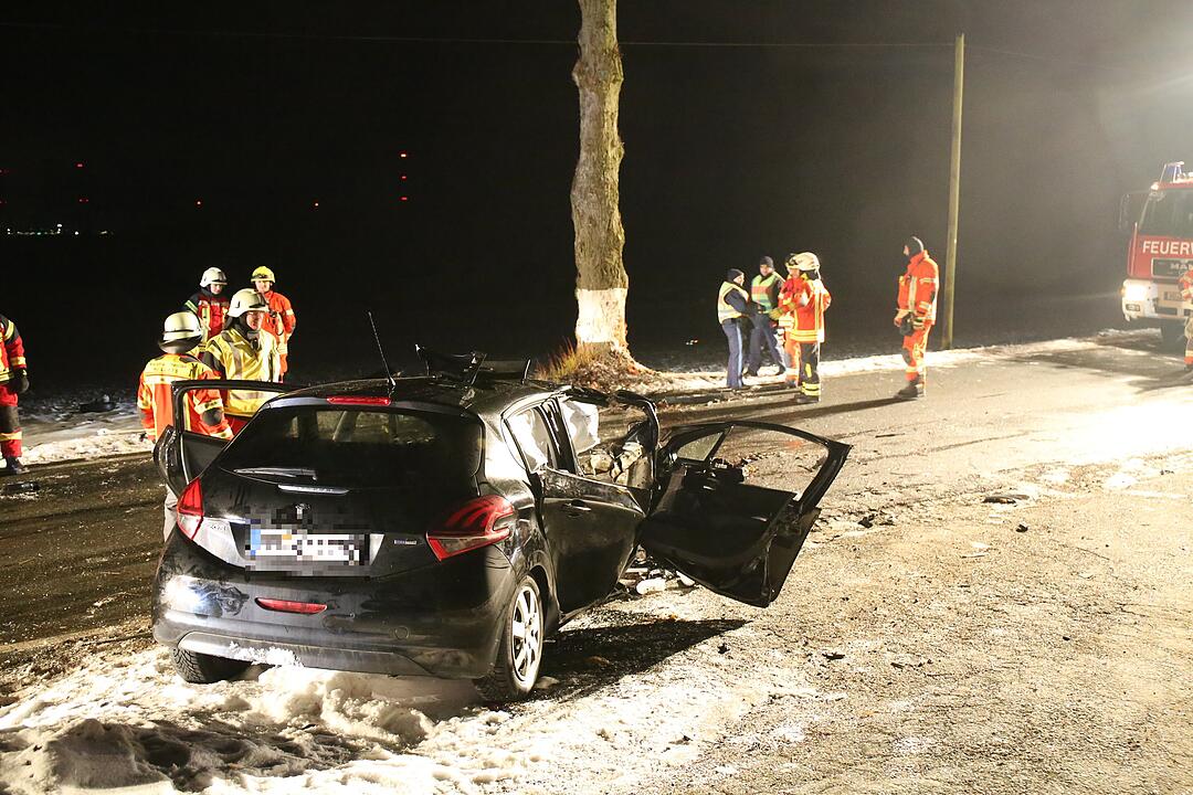 Autofahrerin bei Ahornberg fährt frontal gegen Baum