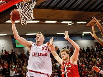 Leon Radosevic (l.) setzt sich im Centerduell gegen John Bryant durch. Kurz vor Spielende foulte der Bamberger Center an der Mittellinie den Gießener Darwin Davis, der sein Team mit drei verwandelten  Freiwürfen  in die Verlängerung rettete. Fotos: Daniel Löb