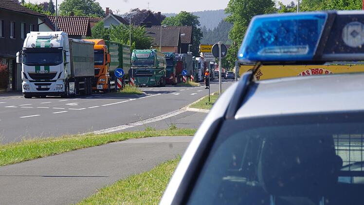 Durch Stockheim bildete sich eine lange Fahrzeugschlange. Foto: Marco Meißner