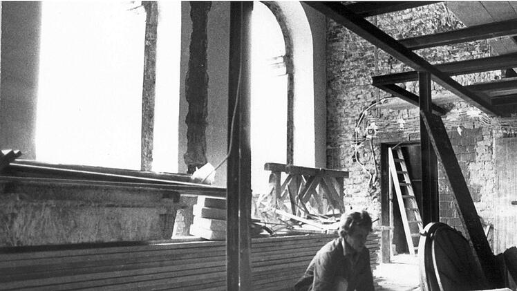 September 1972: Die gähnenden Fensteröffnungen werden mit drahtverstärkter Plastikfolie abgedichtet. Foto: CT-Archiv / Künstner