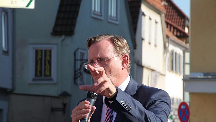 Bodo Ramelow, Ministerpräsident von Thüringen, spricht auf dem Marktplatz in Bad Neustadt. Foto: Ulrike Müller