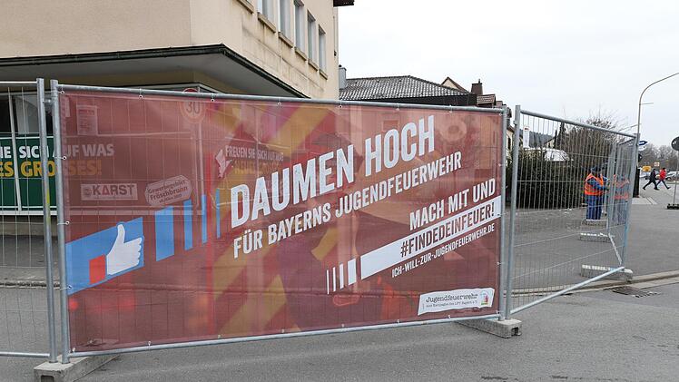 Wegen der Abbrucharbeiten ist die Siechenangerstraße zwischen der Kulmbacher Straße und "zum Langen Steig" bis voraussichtlich den 15. Februar für den Fahrzeugverkehr komplett gesperrt. Foto: Marian Hamacher
