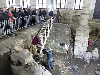 Besucher durften am Dienstagnachmittag erstmals die Archäologen beiden Grabungsarbeiten im Rathaus beobachten. Foto: Barbara Herbst