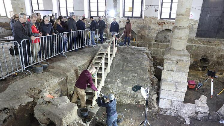 Besucher durften am Dienstagnachmittag erstmals die Archäologen beiden Grabungsarbeiten im Rathaus beobachten. Foto: Barbara Herbst