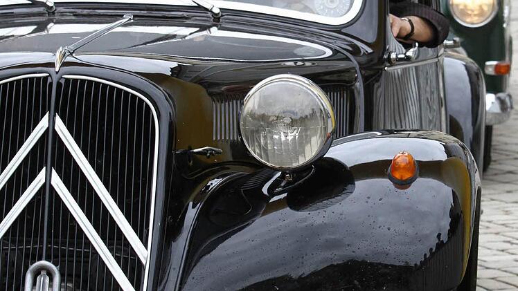 Gangsterauto Citroen 11 B von 1952 verfolgt vom Opel Polizei Kapitän von 1960