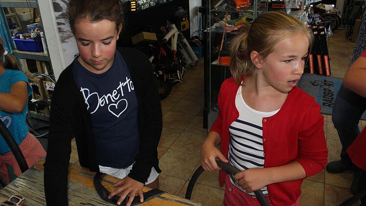 Laureen (l.) und ihre Schwester Fabia waren mit großem Eifer bei der Sache. Foto: Max Kaltenhäuser