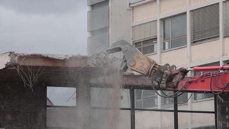 Die Abrisszange greift zu.