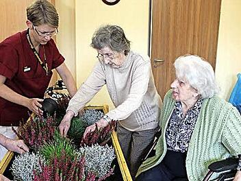 Das Pflanzen und Gießen mit Bianka Martin (links) macht den Bewohner des Seniorenzentrums Rothenkirchen viel Freude. Foto: eh