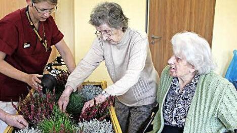 Das Pflanzen und Gießen mit Bianka Martin (links) macht den Bewohner des Seniorenzentrums Rothenkirchen viel Freude. Foto: eh