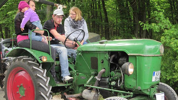 Jede Menge Oldtimer-Traktoren waren beim Treffen der historischen Schlepper in Gelbsreuth zu bestaunen. Foto: Stephan Tiroch