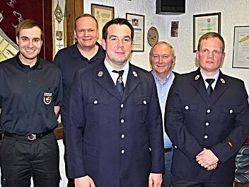 Sven Kuhn und Dieter Porzner (vorne von rechts) wurden zum Ersten- und zweiten Kommandanten der Feuerwehr Unterpreppach gewählt. Ihnen gratulierten (von links) KBM Jonas Ludewig, KBI Thomas Habermann und 3. Bürgermeister Werner Riegel. Foto: Helmut Will