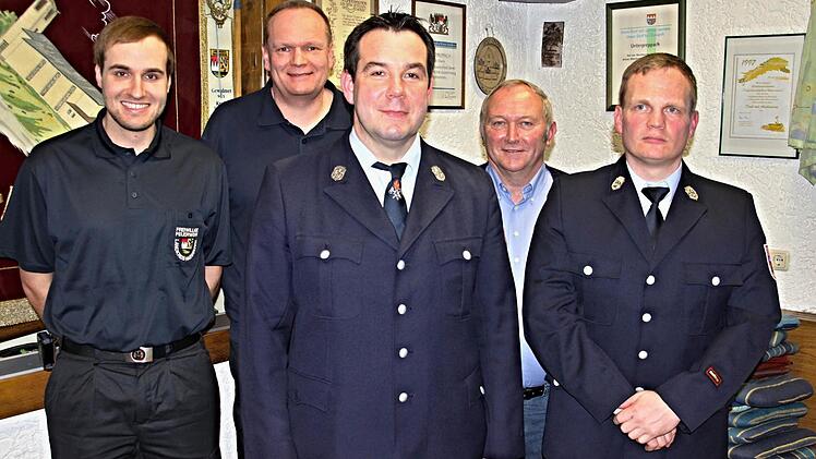 Sven Kuhn und Dieter Porzner (vorne von rechts) wurden zum Ersten- und zweiten Kommandanten der Feuerwehr Unterpreppach gewählt. Ihnen gratulierten (von links) KBM Jonas Ludewig, KBI Thomas Habermann und 3. Bürgermeister Werner Riegel. Foto: Helmut Will