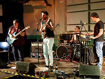 Gestern zum Auftakt spielte "Akne Kid Joe" beim Festival. Neben ihr treten 14 weitere Musikgruppen und Solo-Künstler auf. Foto: Matthias Hoch