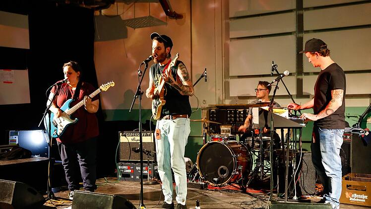 Gestern zum Auftakt spielte "Akne Kid Joe" beim Festival. Neben ihr treten 14 weitere Musikgruppen und Solo-Künstler auf. Foto: Matthias Hoch