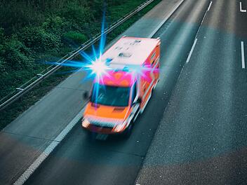 In Unterfranken wurde ein Senior durch einen Verkehrsunfall schwer verletzt. Symbolfoto: Adobe Stock