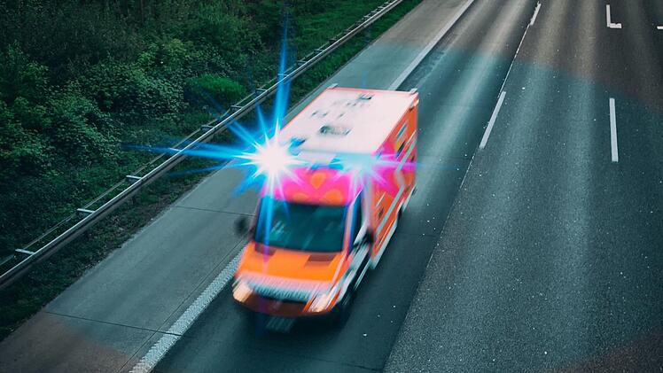 In Unterfranken wurde ein Senior durch einen Verkehrsunfall schwer verletzt. Symbolfoto: Adobe Stock