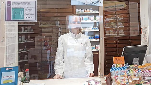 In der Apotheke am Rathaus wurden Plexiglasscheiben aufgestellt. Foto: Johann Blum