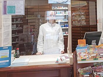 In der Apotheke am Rathaus wurden Plexiglasscheiben aufgestellt. Foto: Johann Blum