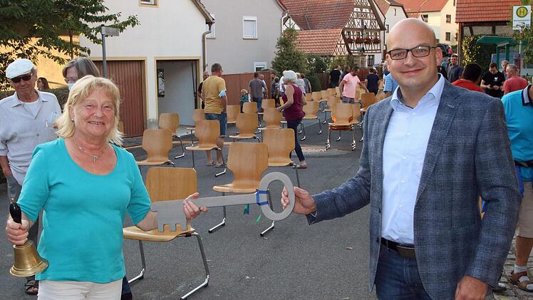 Ulla Müller (links) bleibt Ortssprecherin in Wermerichshausen und damit  Hüterin der alten Ortschelle. Bürgermeister Michael Kastl (rechts)  gratulierte zur Wiederwahl. Foto: Dieter Britz