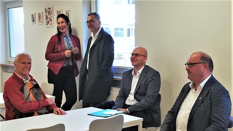Mit Pfarrer Gerd Greier (von rechts) und Oberbürgermeister Dirk Vogel (SPD) freuen sich Thomas Hack, Pressesprecher des Rathauses, sowie Stadträtin Christina Scheit (SPD) und Stadtrat Richard Fix (Bündnis90/Die Grünen) über die Fertigstellung der ...