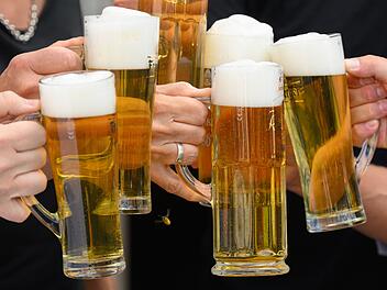 Ansto&szlig;en mit Bier