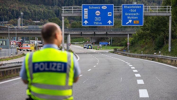 Polizei pr&uuml;ft Auto auf Sprengstoff