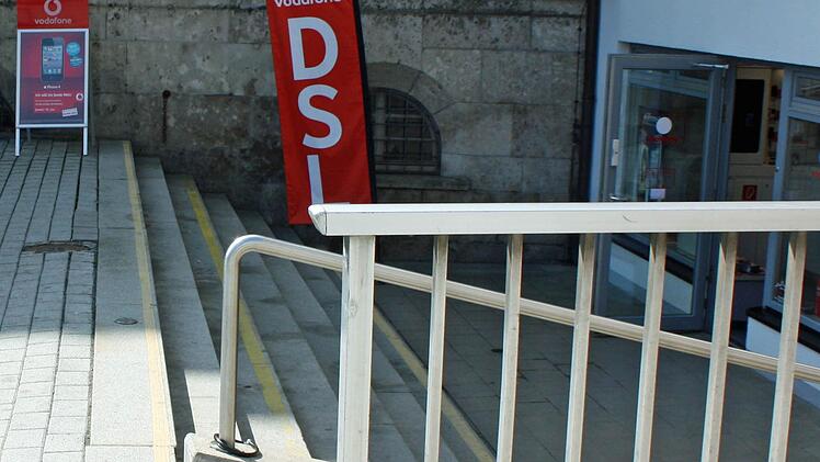 VORHER: Für Menschen, die nur Schemen erkennen können, stellte die Treppe eine Sturzgefahr dar. Die gelben Linien signalisieren eigentlich den Beginn und das Ende der Treppe. Doch auf der dritten Stufe war eine weitere Markierung zu sehen. Das irritierte. Die Bahn entfernte sie. Foto: Heinrich Gehring
