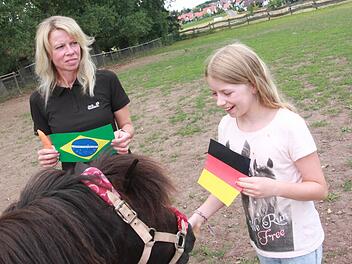 Isabella Ringshandl (rechts) hält die deutsche Fahne und freut sich über Paulines Entscheidung. Daneben: ihre Mutter Daniela Müller. Fotos: Sabine Herteux
