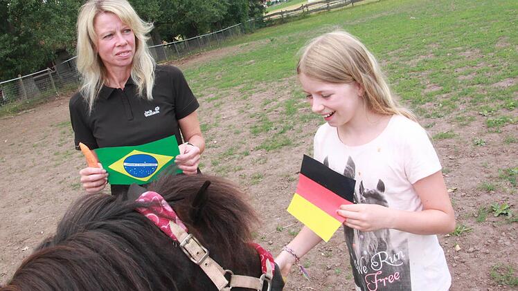 Isabella Ringshandl (rechts) hält die deutsche Fahne und freut sich über Paulines Entscheidung. Daneben: ihre Mutter Daniela Müller. Fotos: Sabine Herteux