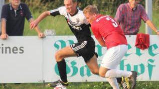 Trotz starker Behinderung von Schweinfurts Marco Stöhlein (rechts) kann sich der Sander Tobias Krines durchsetzen, eine Flanke schlagen, die Peter Heyer dann locker zum 2:1 verwandelt.