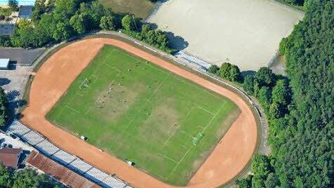 Zwei Sorgenkinder aus der Luft: Sowohl das Kunstrasenfeld (rechts oben), als auch das Rasenfeld samt Aschenbahn sind dringend sanierungsbedürftig.