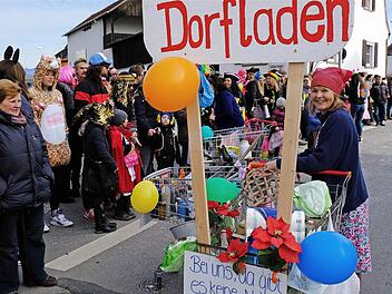 Den Abgesang auf schwindende Einkaufsmöglichkeiten im Dorf hatte die Bänkles-Gruppe mit ihrem mobilen Dorfladen angestimmt.