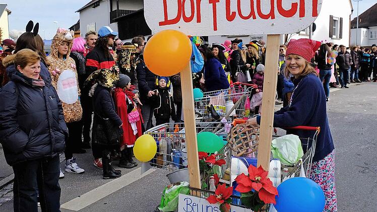 Den Abgesang auf schwindende Einkaufsmöglichkeiten im Dorf hatte die Bänkles-Gruppe mit ihrem mobilen Dorfladen angestimmt.