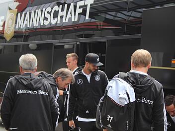 Viele Fans waren zu diesem Zeitpunkt noch nicht am Hotel. Foto: Jann Weckel