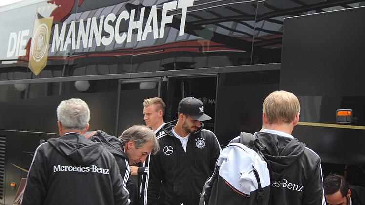 Viele Fans waren zu diesem Zeitpunkt noch nicht am Hotel. Foto: Jann Weckel