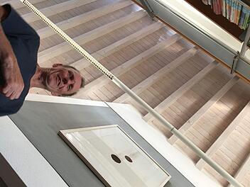 Wagenhäuser vor Wagenhäuser, der bekannte Bamberger Künstler besuchte  bei der Veranstaltung der Hallstadter Artothek sein hier gezeigtes Werk. Foto: Anette Schreiber