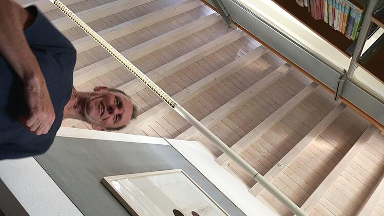 Wagenhäuser vor Wagenhäuser, der bekannte Bamberger Künstler besuchte  bei der Veranstaltung der Hallstadter Artothek sein hier gezeigtes Werk. Foto: Anette Schreiber