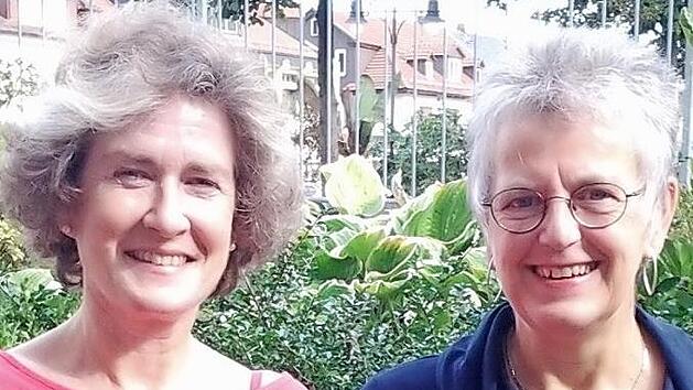 Regine Bl&uuml;mig und Brigitte R&ouml;&szlig;ler-Reu&szlig; k&auml;mpfen gegen den Novemberblues an bei Literatur im Duett. Foto: Stadtb&uuml;cherei Neustadt