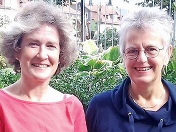Regine Blümig und Brigitte Rößler-Reuß kämpfen gegen den Novemberblues an bei Literatur im Duett. Foto: Stadtbücherei Neustadt