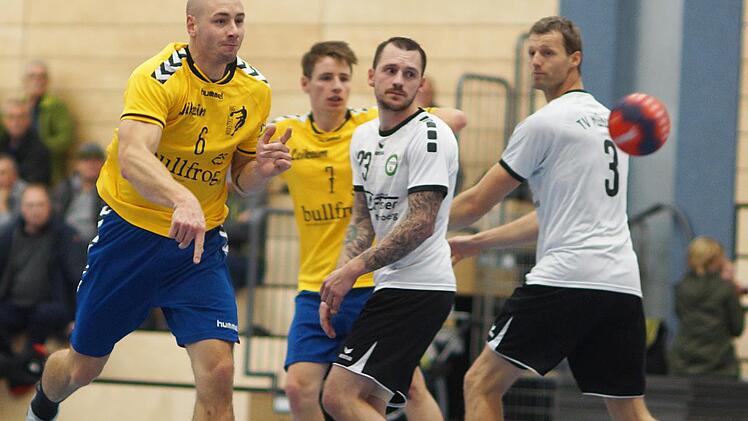 Nach seiner Sperre von drei Spielen kehrt der stark vermisste Kunstadter Kapit&auml;n Oliver Oester (links) gegen den Tabellenzweiten ASV Cham wieder in die Mannschaft zur&uuml;ck. Foto: Matthias Schneider