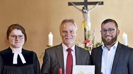 Pfarrerin Claudia Winterstein und Vorsitzender Markus Hetterich gratulierten dem Dirigenten Udo Lutsch (Mitte).  Foto: Gerold Snater