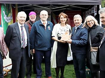 De deutsch-irische Gruppe mit der Botschafterin. Aus Castlebar bekam sie Kosmetik, aus Höchstadt einen Frankenwein. V. l.: John McHayle, Seamus Murphy, Bernhard Blum, Michael Baynes, Botschafterin Deike Potzel, Dwayne Jordan, Johanna Blum, John Condon Foto: privat