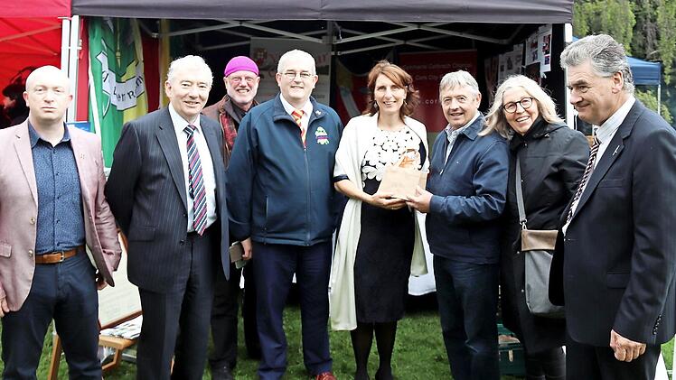 De deutsch-irische Gruppe mit der Botschafterin. Aus Castlebar bekam sie Kosmetik, aus Höchstadt einen Frankenwein. V. l.: John McHayle, Seamus Murphy, Bernhard Blum, Michael Baynes, Botschafterin Deike Potzel, Dwayne Jordan, Johanna Blum, John Condon Foto: privat